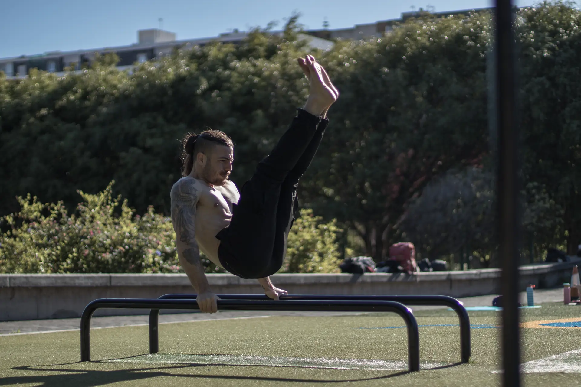 Atleta che mantiene un handstand su un braccio