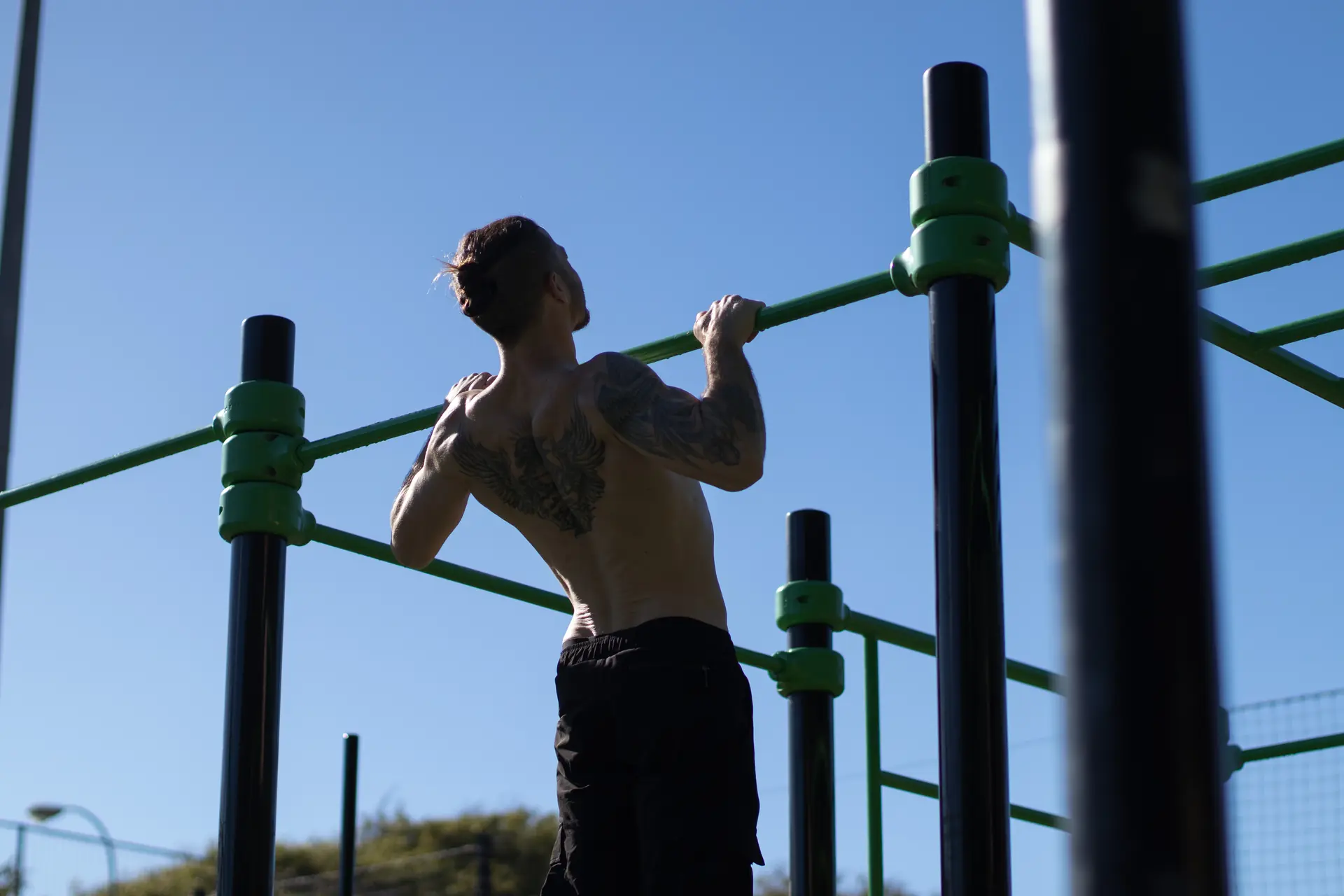 Atleta che esegue esercizi di base di calisthenics