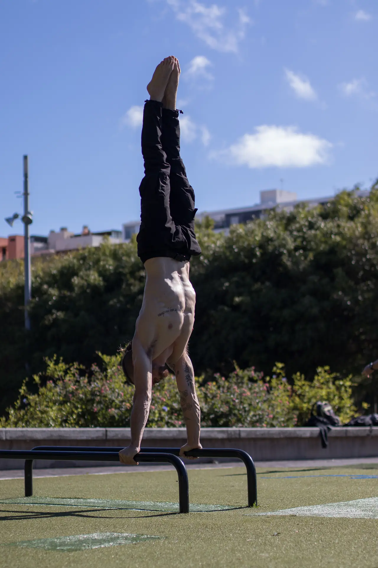 Jorge beim Calisthenics-Training bei Sonnenuntergang