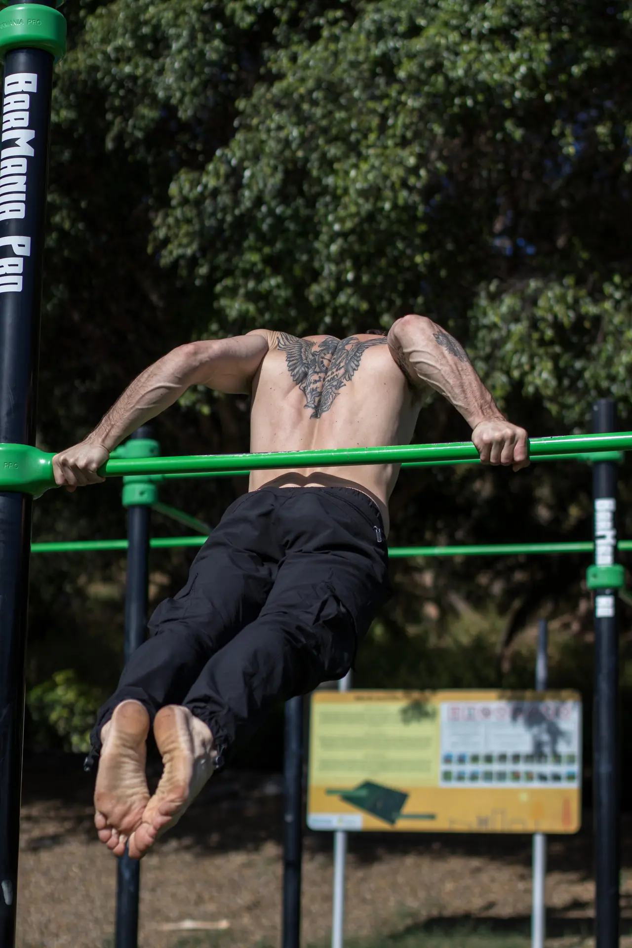 Atleta che esegue un esercizio dinamico di calisthenics