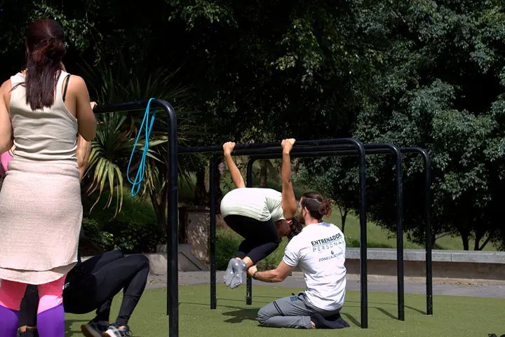 Entrenamiento de calistenia en pareja